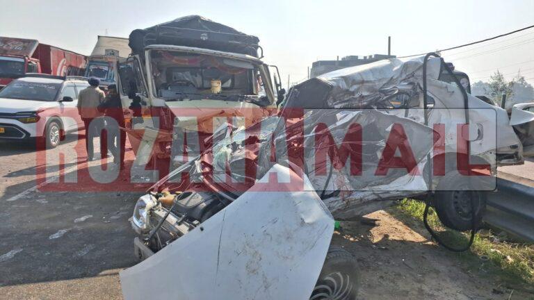 गोराया रोड़ पर तेज़रफ्तार कार पलटियां खाकर डिवाइडर पार करके टाटा 407 से टकराई, आमने सामने हुई टक्कर में चकनाचूर हुई कार, कार सवार तीनों लोगों की मौत