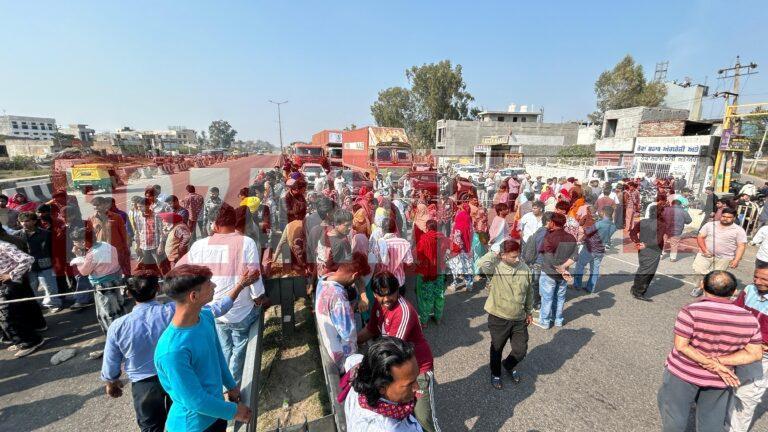 Jalandhar News: जालंधर अमृतसर हाईवे बंद, लोगों ने दोनों साइड का ट्रैफिक रोका, हाईवे पर भीषण जाम, पढ़ें