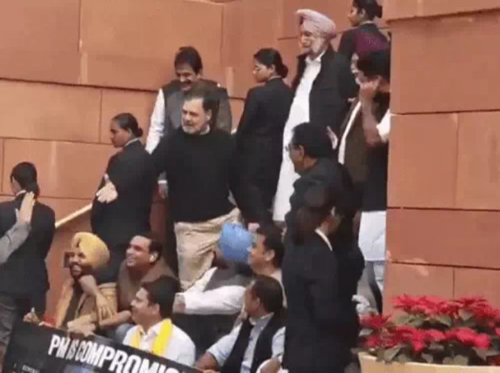 दिल्ली संसद के बाहर राहुल गांधी ने पंजाब के केंद्रीय राज्य मंत्री बिट्टू को गद्दार कहा: हाथ बढ़ाने पर बिट्टू ने राहुल से हाथ नहीं मिलाया, बिट्टू बोले- तुम देश के दुश्मन, पढ़ें