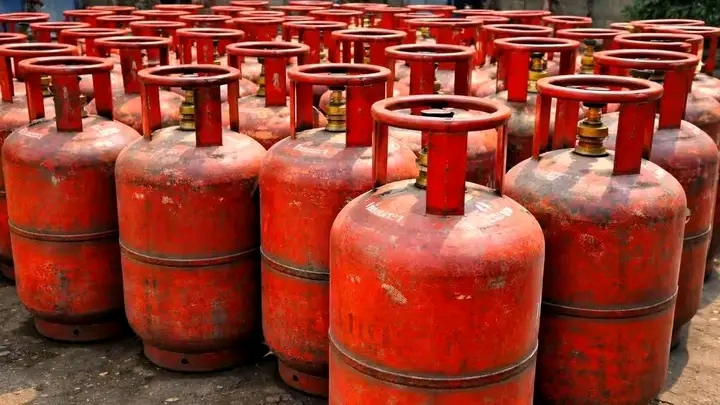 घरेलू सिलेंडरों को लेकर मीडिया रिपोर्ट झूठी: पुराने नियमों में कोई बदलाव नहीं, पढ़े झूठी खबरों को लेकर मंत्रालय ने क्या कहा