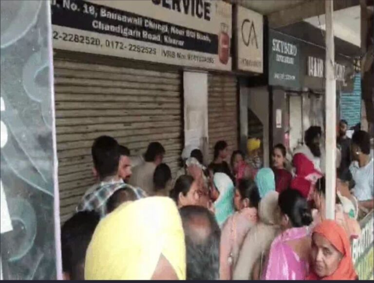 पंजाब में सिलेंडर लेने लाइन में खड़े बुजुर्ग की मौत, लुधियाना में व्यक्ति से सिलेंडर लूटा, बिना सिलेंडर मिले डिलीवरी के मैसेज आने पर लोग परेशान, पढ़ें