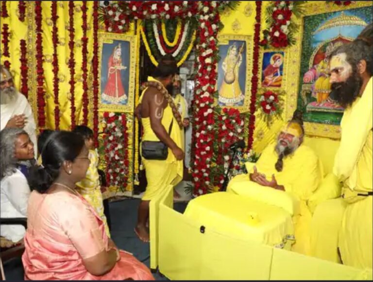 वृंदावन पहुंची राष्ट्रपति द्रौपदी मुर्मु: प्रेमानंद महाराज जी के आश्रम नतमस्तक हुई, सबसे आधुनिक कैंसर यूनिट का उद्घाटन करेंगी, देखें तस्वीरें