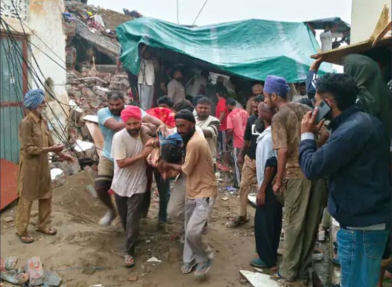 बरनाला में जैक से उठाई इमारत गिरी, अंदर सो रहे तीनों लोगों की मौत, देखें वीडियो