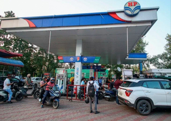 युद्ध के बीच भारत में प्रीमियम पेट्रोल के दामों में बढ़ोतरी: सामान्य पेट्रोल के दाम में कोई बदलाव नहीं, इंडस्ट्रियल फ्यूल की कीमत में भी करीब ₹22 या 25% की बढ़ोतरी, पढ़ें पूरी खबर