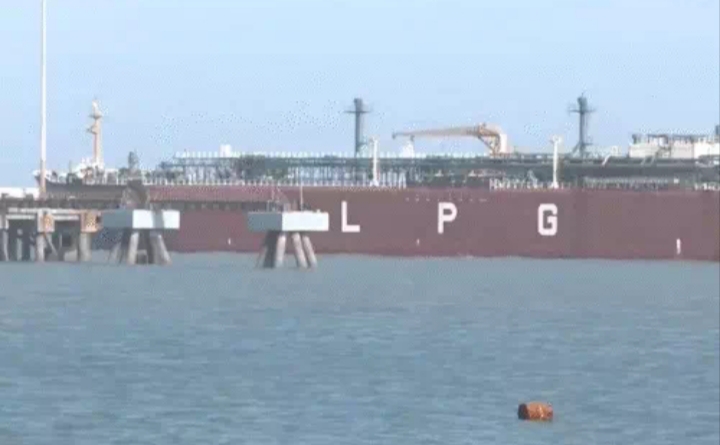 ईरानी नेवी ने LPG लेकर लौट रहे भारतीय जहाज को होर्मुज पार करवाया, मिसाइल हमले से बचने के लिए ट्रैकिंग सिस्टम भी बंद किया, अभी 22 जहाज और फंसे, पढ़ें