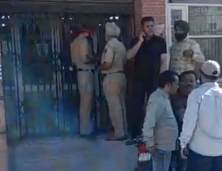 जालंधर में दिन दिहाड़े पीएनबी बैंक में लूट, पिस्टल दिखा नकदी लूट ले गए लुटेरे, पढ़ें