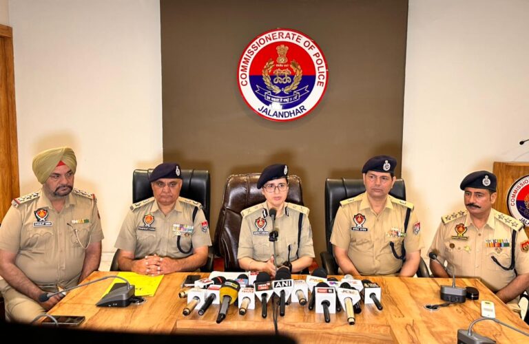 नशे की लत पूरी करने के लिए बनाई थी बैंक में डकैती डालने की योजना, कैशियर को गन प्वाइंट पर लेने वाला लुटेरा गिरफ्तार, आधा कैश साथी लेकर फरार हुआ, पढ़ें कैसे ट्रेस हुआ बैंक डकैती का केस