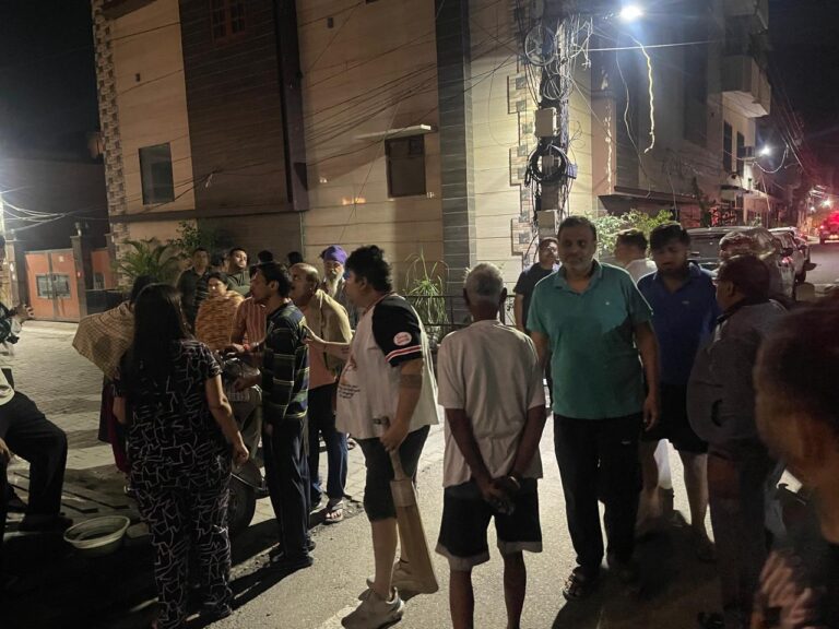 सेंट्रल टाउन में देर रात डंडे लेकर इकट्ठा हुए लोग, साढ़े चार बजे तक घरों की छतें खंगाली, एक संदिग्ध गिरफ्तार, पढ़ें