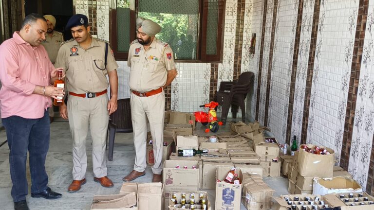 जालंधर के पूर्व पत्रकार एवं फ़ोटोग्राफ़र के घर पुलिस की रेड, भारी मात्रा में शराब बरामद, अवैध तरीके से शराब तस्करी कर रहा था, गिरफ्तार