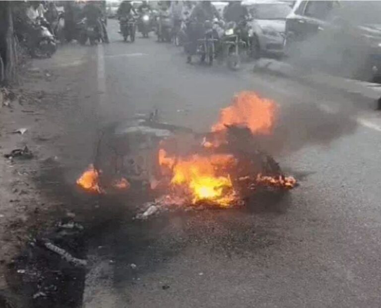 जालंधर में मामूली टक्कर के बाद बाउंसरों और अमन-फतेह ग्रुप में हिंसक विवाद, सरेआम एक्टिवा को आग लगाई,