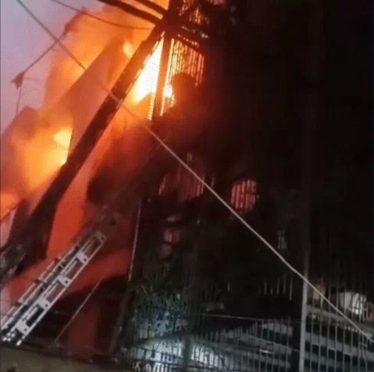 दिल्ली में चार मंजिली इमारत में भयानक आग लगी, 9 लोगों की जिंदा जलने से मौत, मृतकों में डेढ़ साल का बच्चा भी, पढ़ें