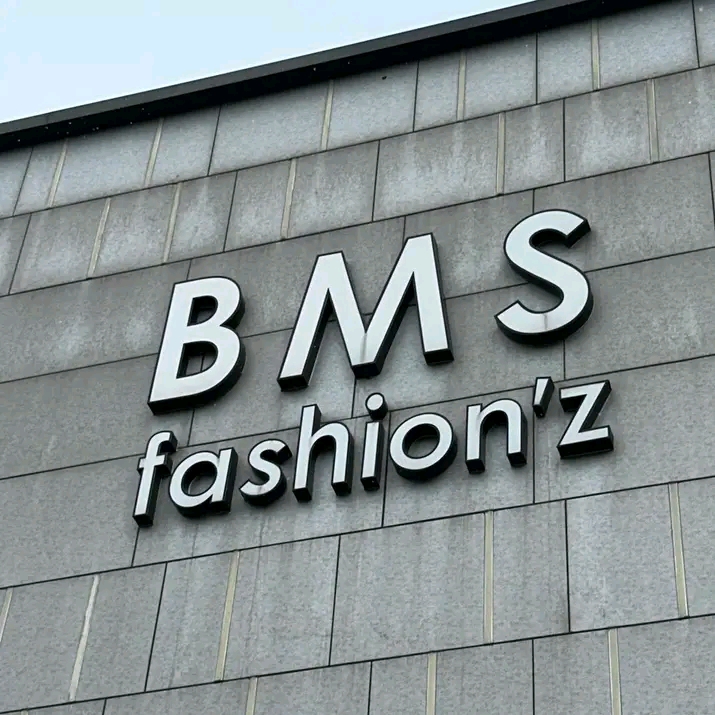 जालंधर के BMS FASHION शोरूम पर फायरिंग, बाइक सवार दो युवक गोलियां मार कर भागे