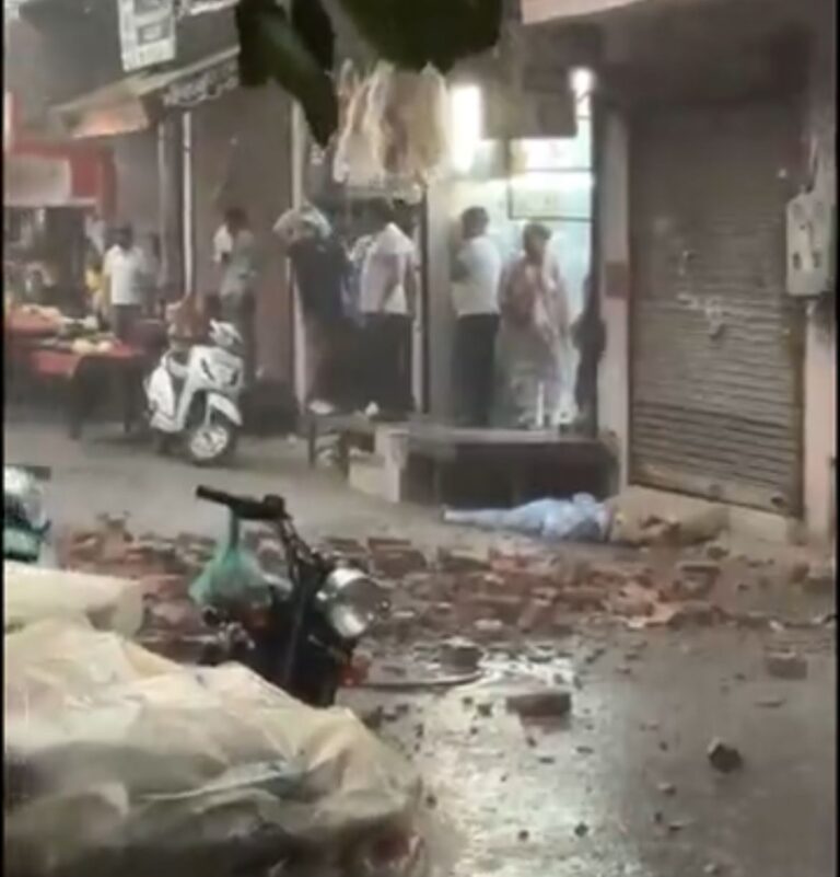 पंजाब-चंडीगढ़ में बदला मौसम का मिजाज, अमृतसर में तेज आंधी कारण छत गिरने से व्यक्ति की मौत, आंधी ने कई बाइक सवारों को गिराया, 150 पुराना पेड़ लोगों के घरों की छतों पर गिरा