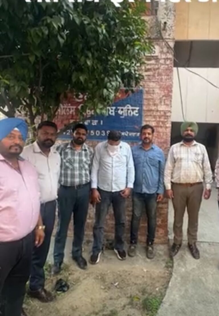 जालंधर में एक लाख रुपए की रिश्वत लेता सब इंस्पेक्टर गिरफ्तार, कांस्टेबल विजिलेंस टीम को देख कर भागा, ड्रग केस में प्रॉपर्टी कुर्क करने की दे रहा था धमकी