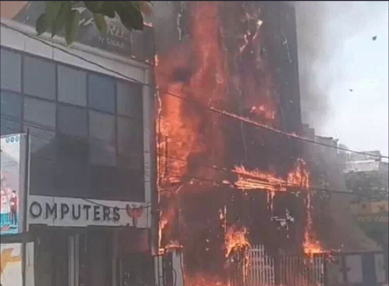 लखनऊ में इमारत में भयानक आग लगी, 15 लोगों की जिंदा जलने से मौत, मरने वालों में ज्यादातर स्टूडेंट्स, जान बचाने के लिए इमारत से कूदे लोग