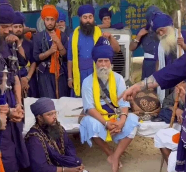 पंजाब में अश्लिल तस्वीरों वाले निहंग सिंह को संगलों से बांधा, सजा के तौर पर डंडो से पिटाई की, बुड्ढा दल ने लाइव वीडियो बना कर दी सजा