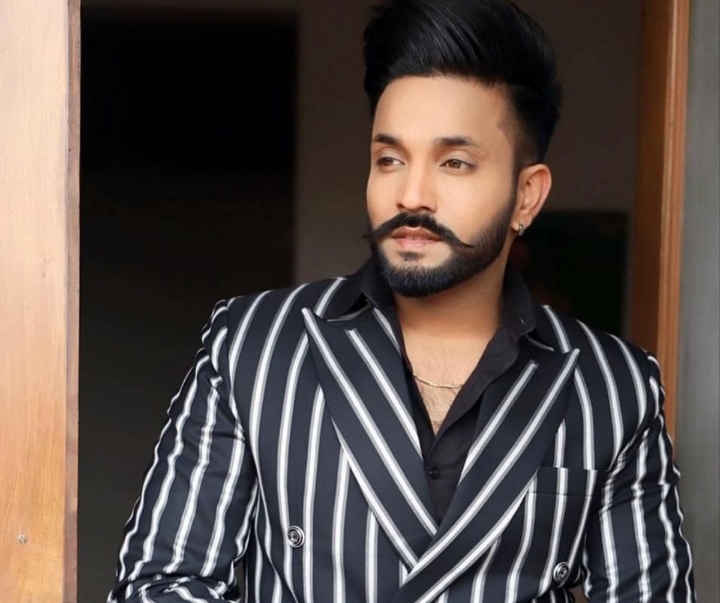 पंजाब के मशहूर पंजाबी सिंगर पर केस: म्यूजिक कंपनी के मालिक को बंधक बना मारपीट करके पिस्टल दिखाया, पत्नी को दो करोड़ की गाड़ी देने के लिए डील करने को कह रहा था सिंगर