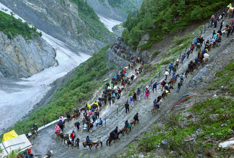जम्मू से श्री अमरनाथ यात्रा को फिर से रोका, वाहनों की लंबी लाइनें लगी