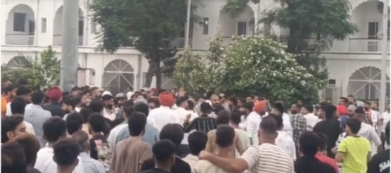 मेयर विनीत धीर की शुक्राना यात्रा में शामिल भाना और अमन-फतेह गैंग आमने सामने, श्री देवी तालाब मंदिर के अन्दर ही भिड़े, एक दूसरे पर पथराव किया