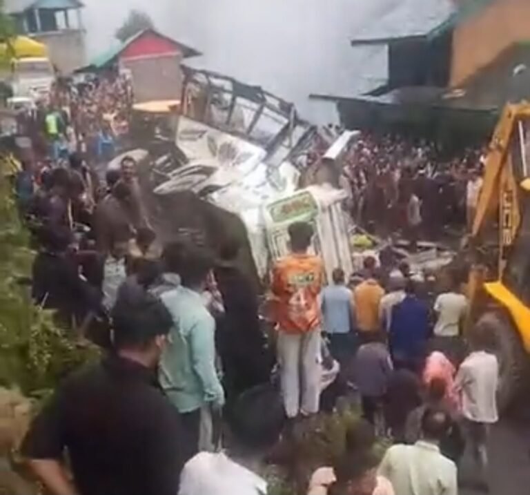 हिमाचल में यात्रियों से भरी बस पलटी, सात लोगों की मौत, दर्जन भर लोग घायल हुए