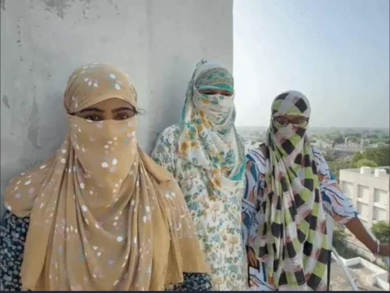 प्यार में धोखा मिलने पर तीन युवतियां 50 फीट ऊंची टैंकी पर चढ़ी, एक का ब्वॉयफ्रेंड शादीशुदा निकला, कूद कर जान देने की दी चेतावनी