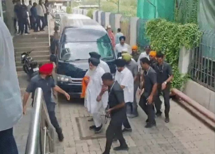 गुरुद्वारा साहिब में माथा टेकने गए पंजाब के पूर्व डिप्टी सीएम पर हमला, निहंग सिंह ने हाथ पर तलवार मारी