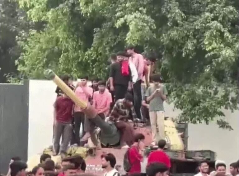 लवली प्रोफेशनल यूनिवर्सिटी में इंटरनेट बंद, दस दिनों की छुट्टी का ऐलान, डीजीपी गौरव यादव पहुंचे, हिंसा फैलाने वालों से वाकी टॉकी मिले
