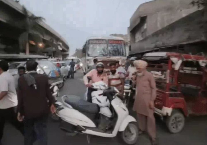 लुधियाना में जालंधर बाईपास चौक पर वाल्मीकि समाज ने लगाया जाम, बाबा साहेब की प्रतिमा से छेड़खान करने पर नाराज लोग, जालंधर आने वाले वाहन फंसे