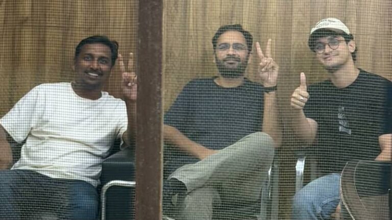 कॉकरोच जनता पार्टी के आशुतोष रांका और सौरव दास को 5 दिन के लिए तिहाड़ जेल भेजा, बिना इजाजत जंतर-मंतर में घुसने, बॉन्ड की शर्तें तोड़ने और सरकारी काम में बाधा डालने के आरोप