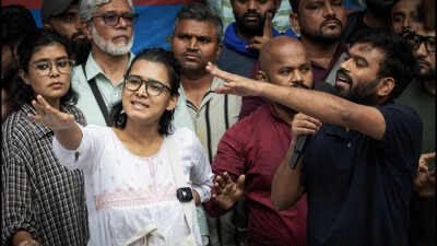 16-17 अक्टूबर को दिल्ली के कनॉट प्लेस में लहरा दो तिरंगा मार्च निकालेगी कॉक्रोच जनता पार्टी, व्यापारियों ने सरकार से मंजूरी न देने की लेटर लिखी, बोले- 10 अक्टूबर के प्रोटेस्ट में 2 हजार करोड़ का नुकसान हो चुका