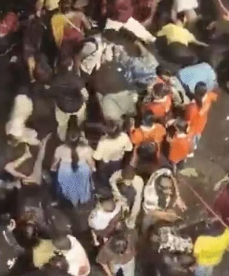 कोलकता में दुर्गा पंडाल में भगदड़, 17 लोगों की मौत की आशंका, कई घायल